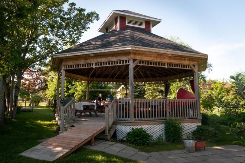 Complexe D'Hebergement La Maison Touristique Dugas Caraquet Exterior foto